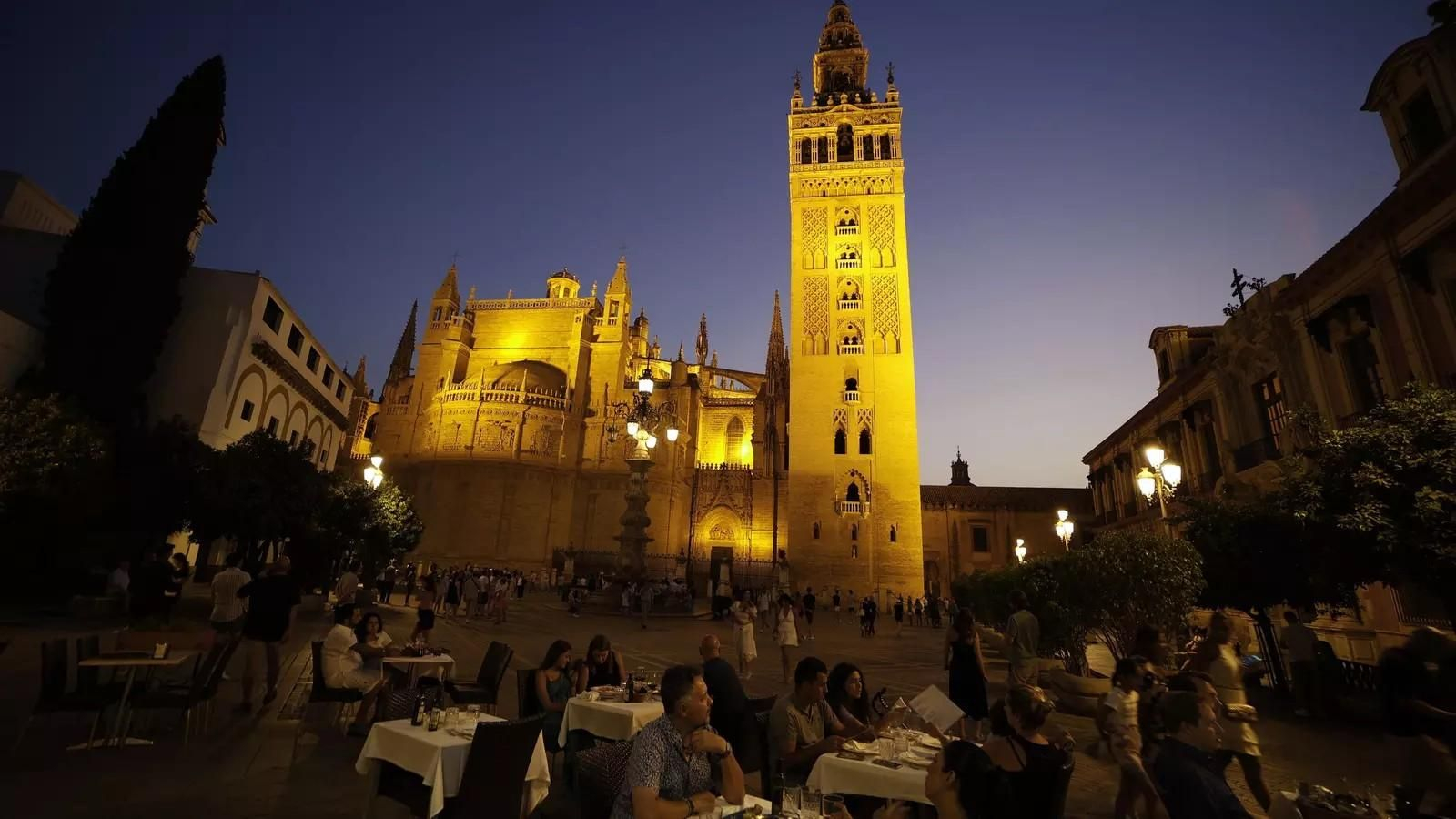 La Giralda y la Catedral de Sevilla en una vista nocturna