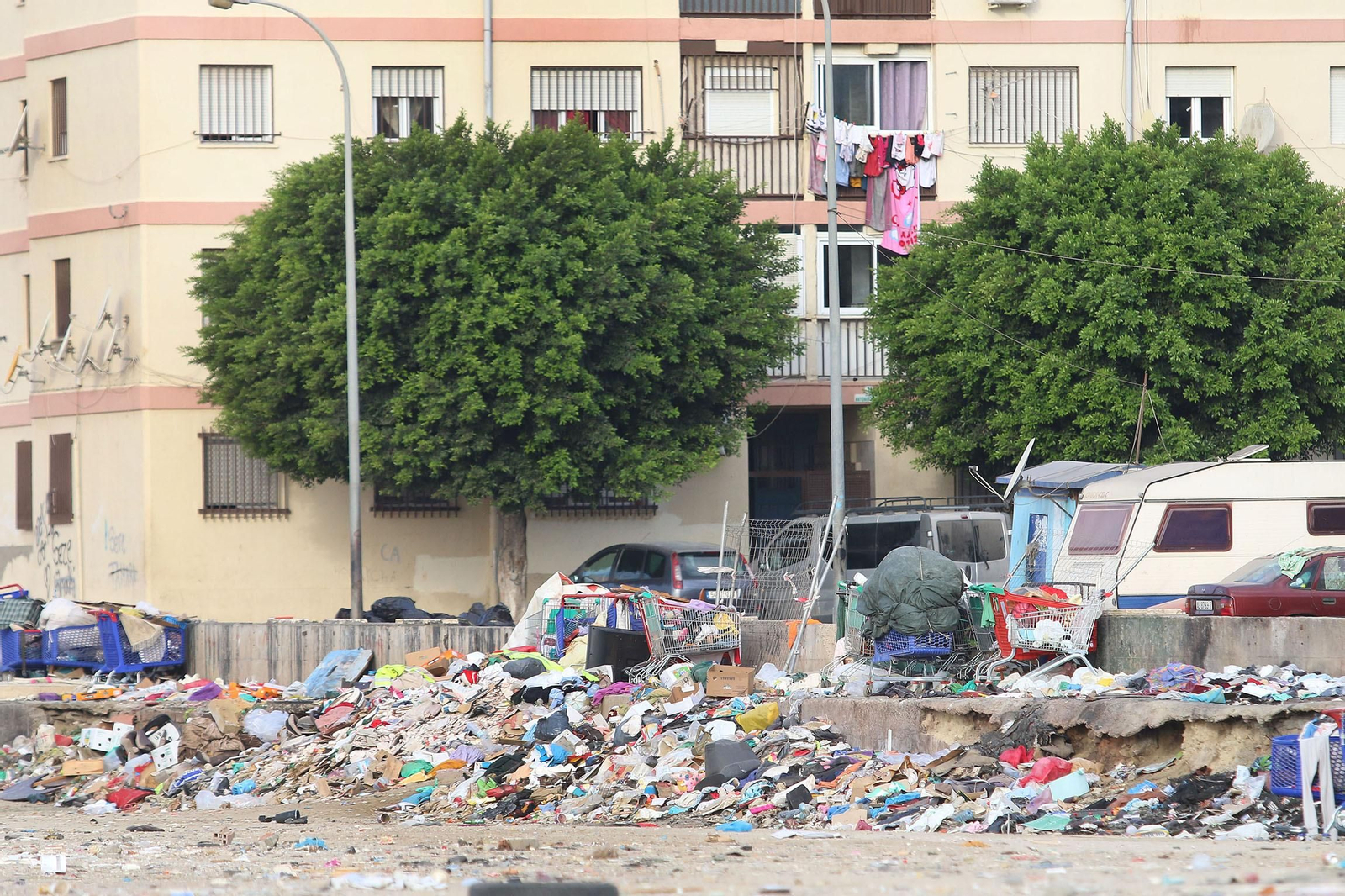 Las imágenes de la basura producida por el mercadillo de El Puche