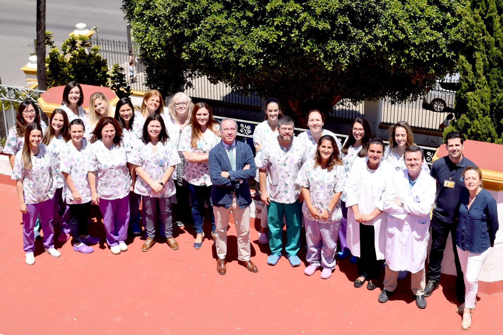 El equipo de profesionales de Atención Temprana junto al director gerente de San Juan de Dios de Sevilla.