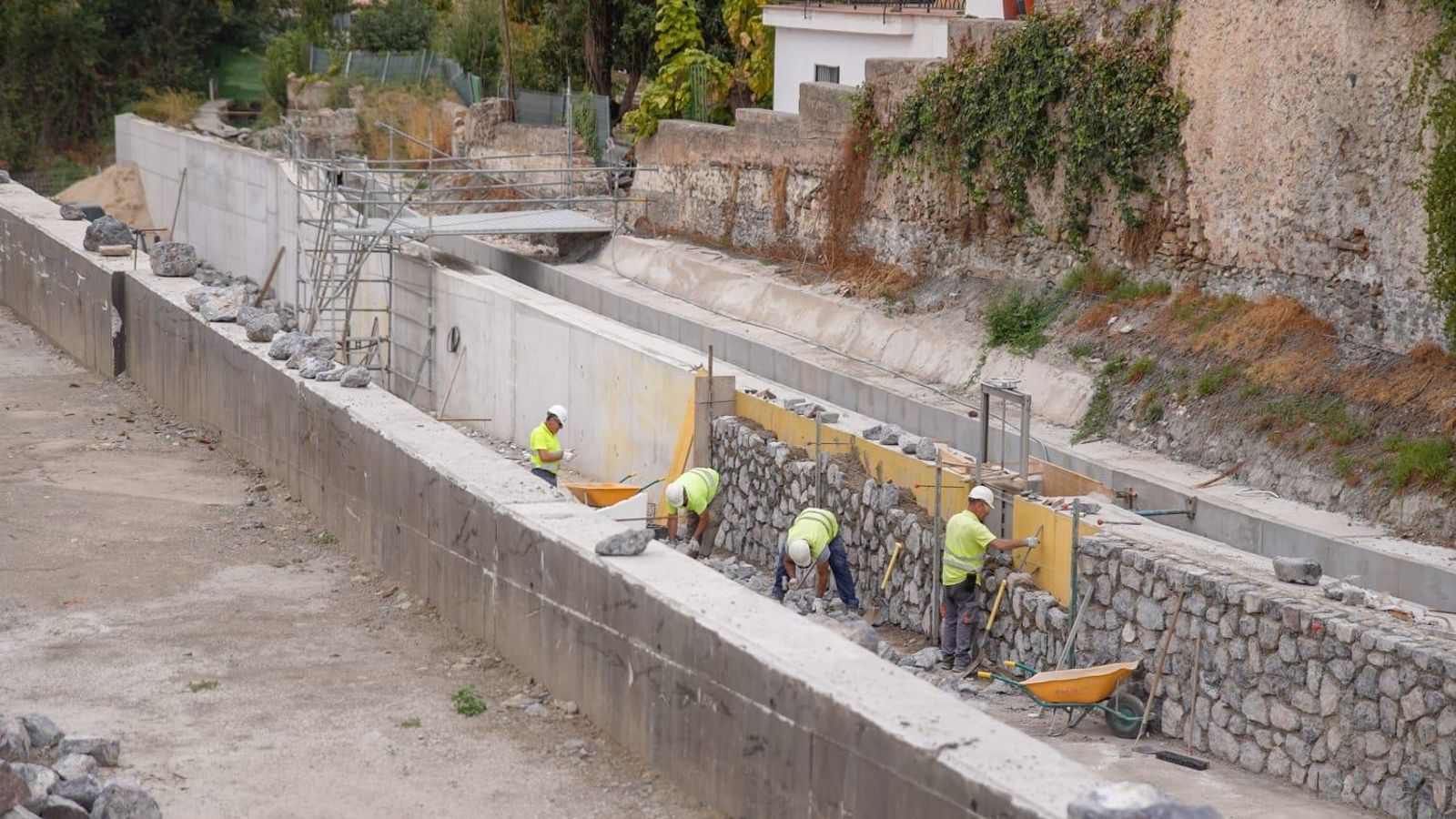 Trabajos en el cauce del río Monachil, en la zona del cruce entre Huétor Vega y Cájar