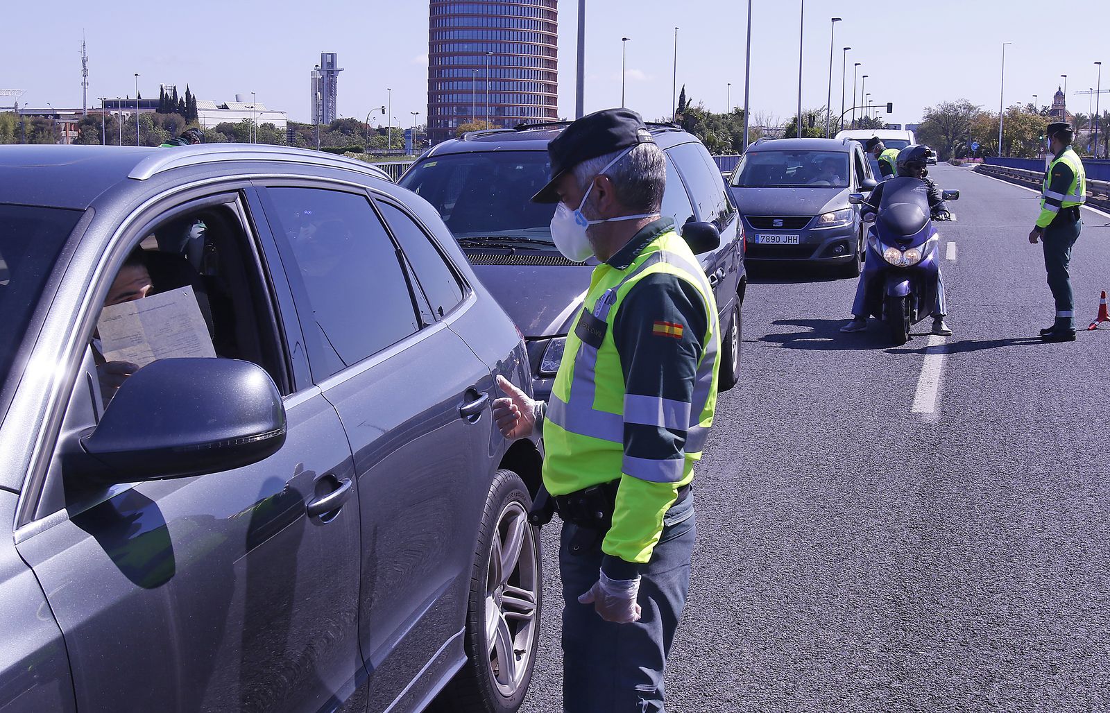 Controles de la Guardia Civil y Policía Local agradeciendo aplausos