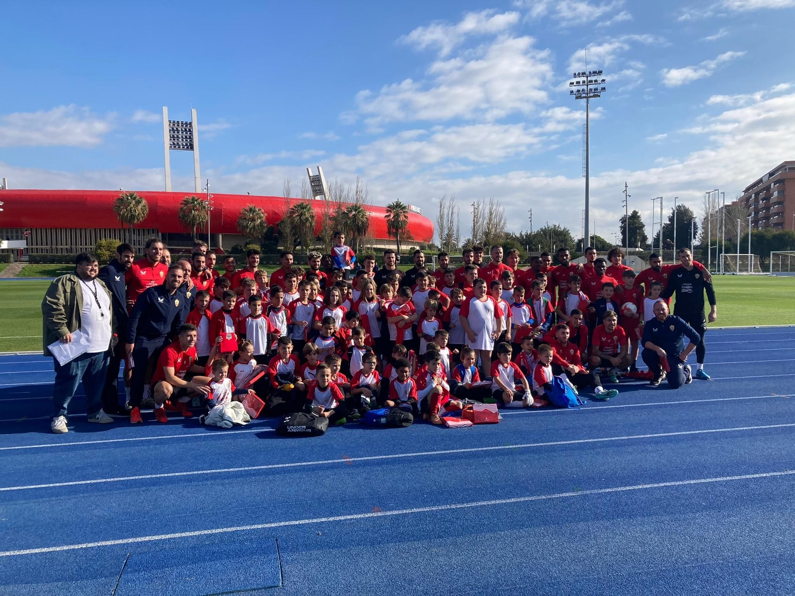 Los pequeños se fotografiaron con miembros del plantel, que también le firmaron autógrafos