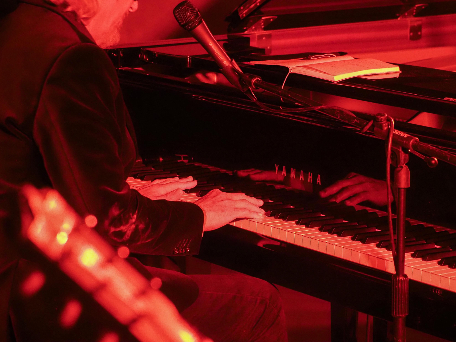 Las fotografías del concierto de Howe Gelb en la Iglesia de la Magdalena de Córdoba