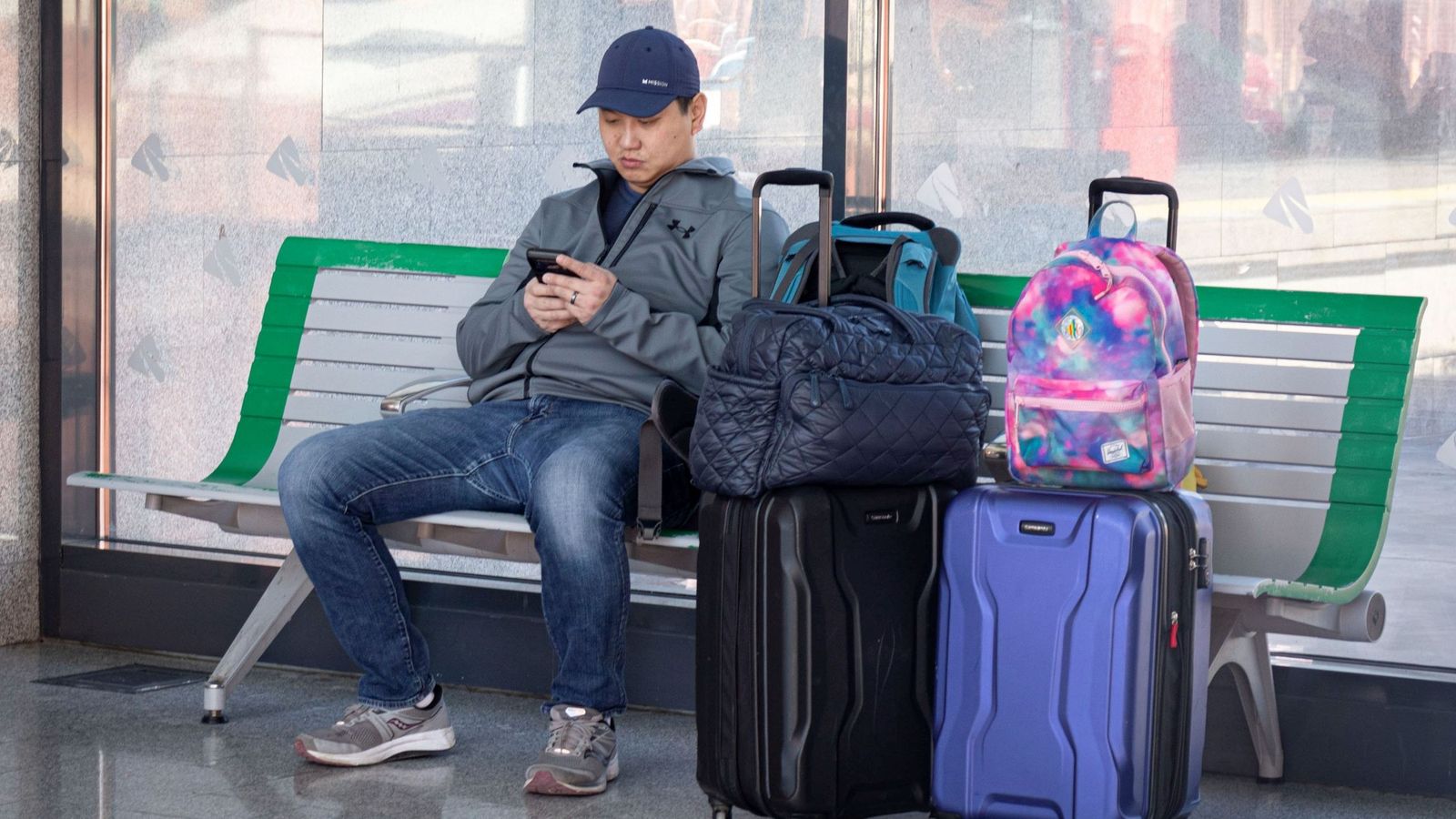 Un viajero espera la llegada de su tren en la estación granadina