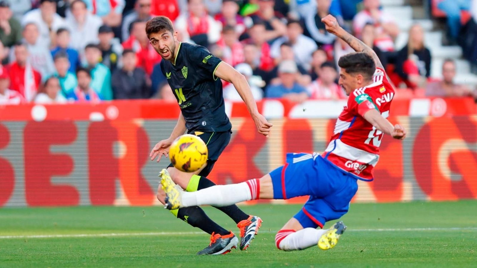 Carlos Neva trata de evitar un centro de Édgar González en el feudo nazarí.