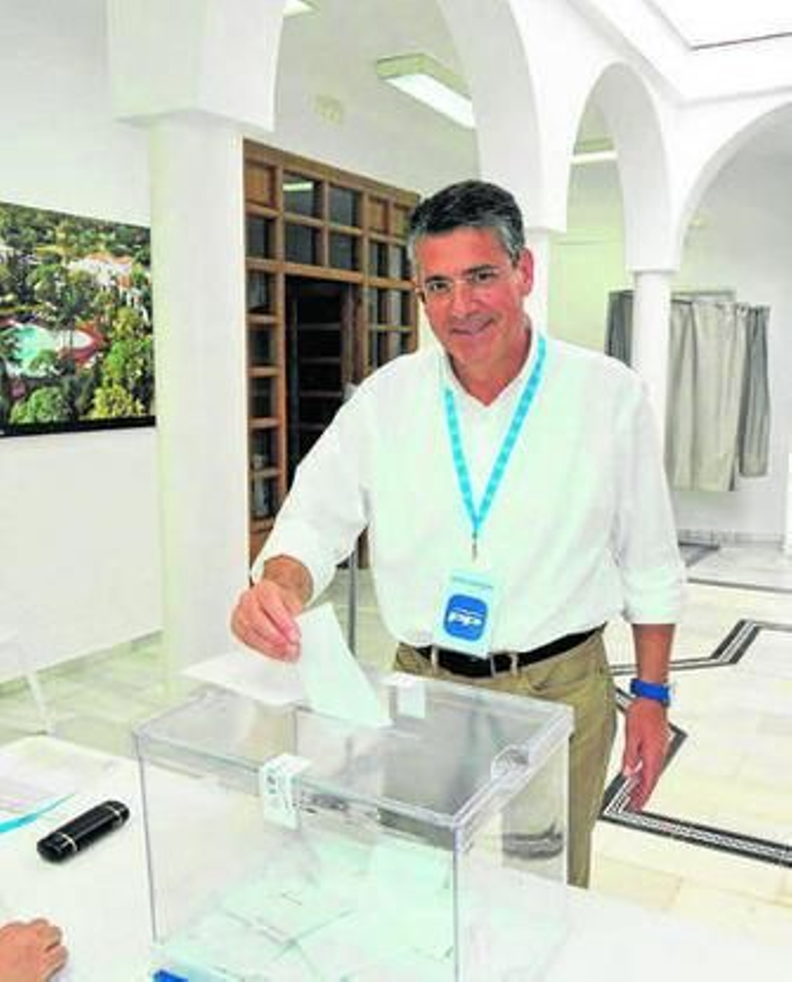 El alcaldable del PP, José Alberto Armijo en el colegio electoral.