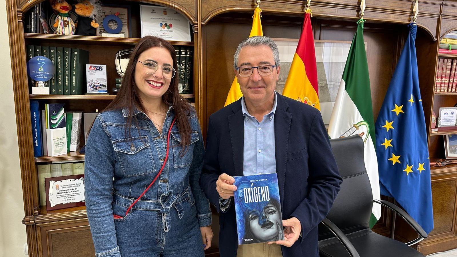 Marina Cuesta posa junto a Francisco Salado, alcalde del municipio, presentando el libro 'Oxígeno'