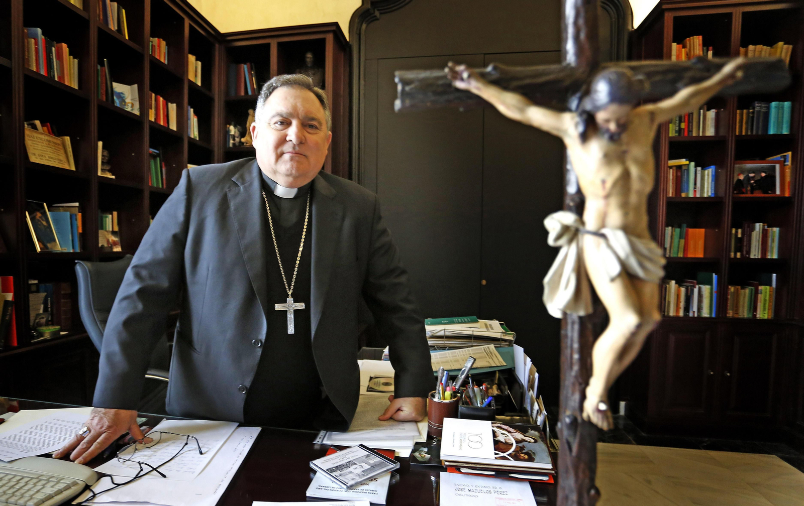 José Mazuelos Pérez, obispo de la Diócesis de Asidonia-Jerez, en su despacho de la sede en la casa de la iglesia.