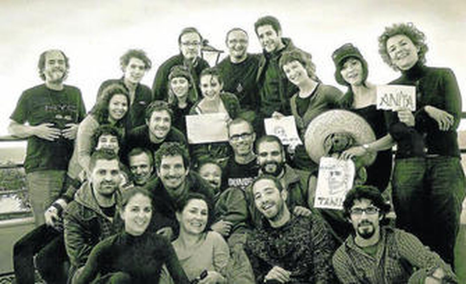 1. Equipo al completo de la película 'La mitad de Óscar' tras concluir el rodaje en tierras almerienses 2. Manuel Martín Cuenca, director de 'La mitad de Óscar'. 3. Juan Gabriel García, el día que presentó 'Los españoles del western'