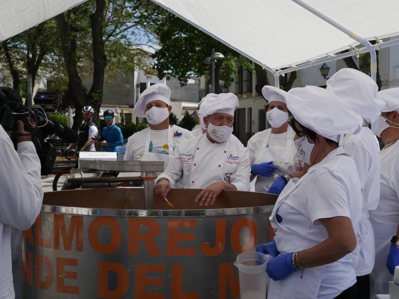 Un momento de la elaboración del salmorejo de récord en Cañete de las Torres.