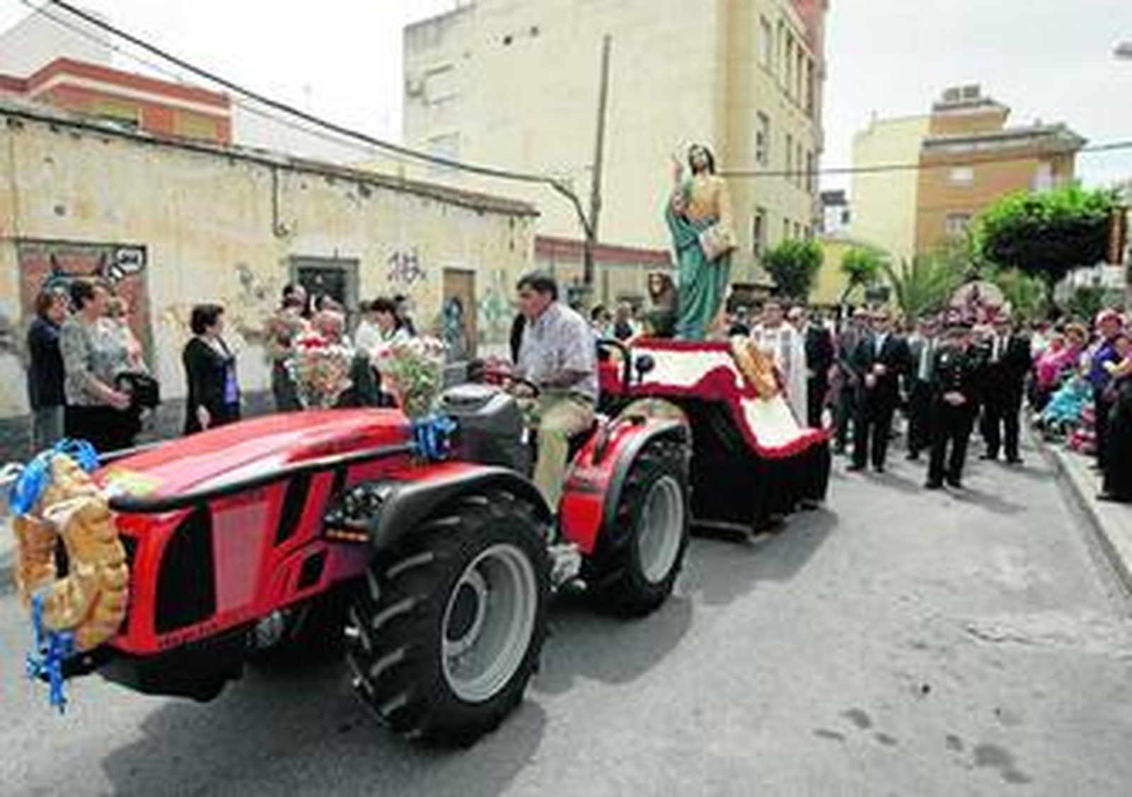 El santo era transportado por un tractor de grandes dimensiones.