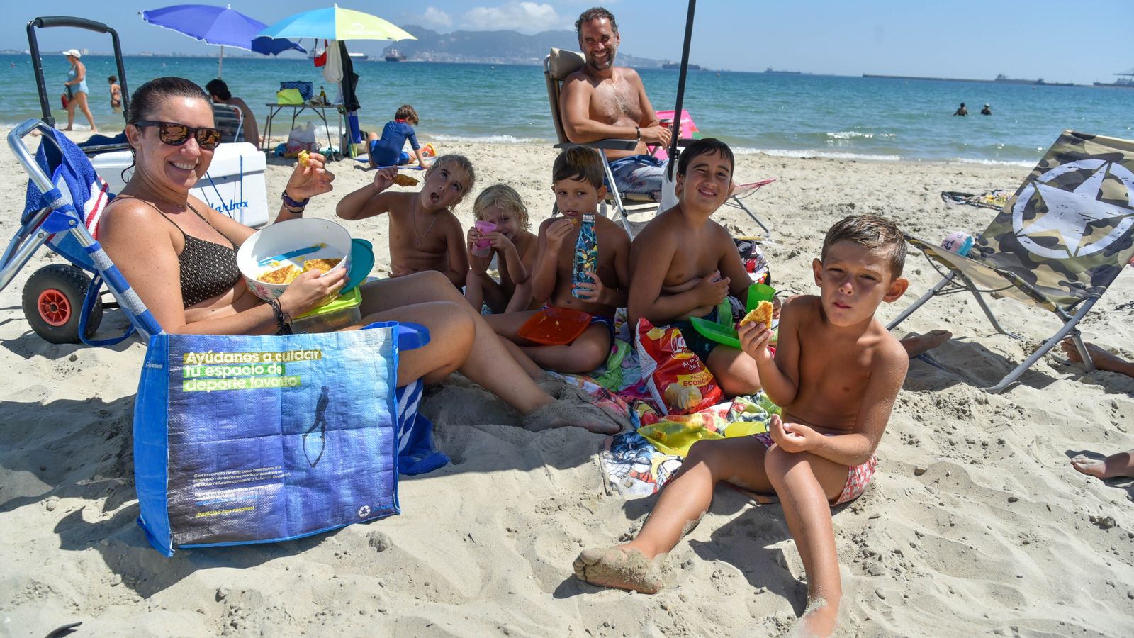 Las fotos del ultimo domingo de la temporada oficial de playas en Algeciras