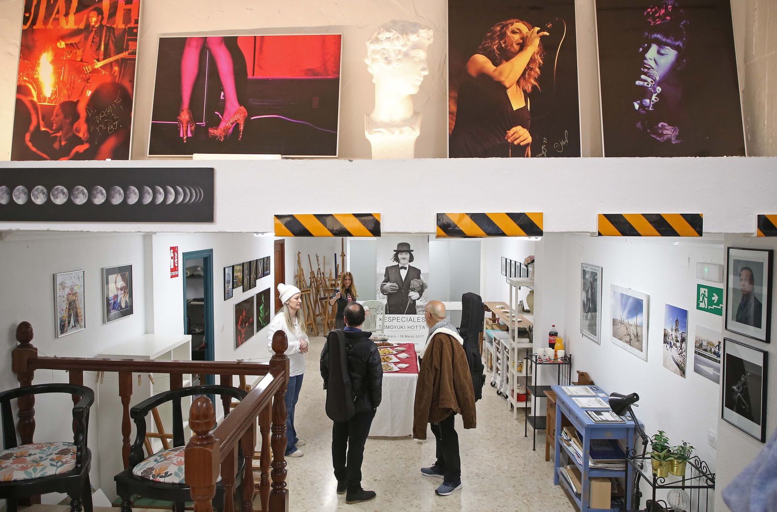 Fotos de la exposición de Tomoyuki Hotta 'Tomo los muros, prende la vida' en Algeciras