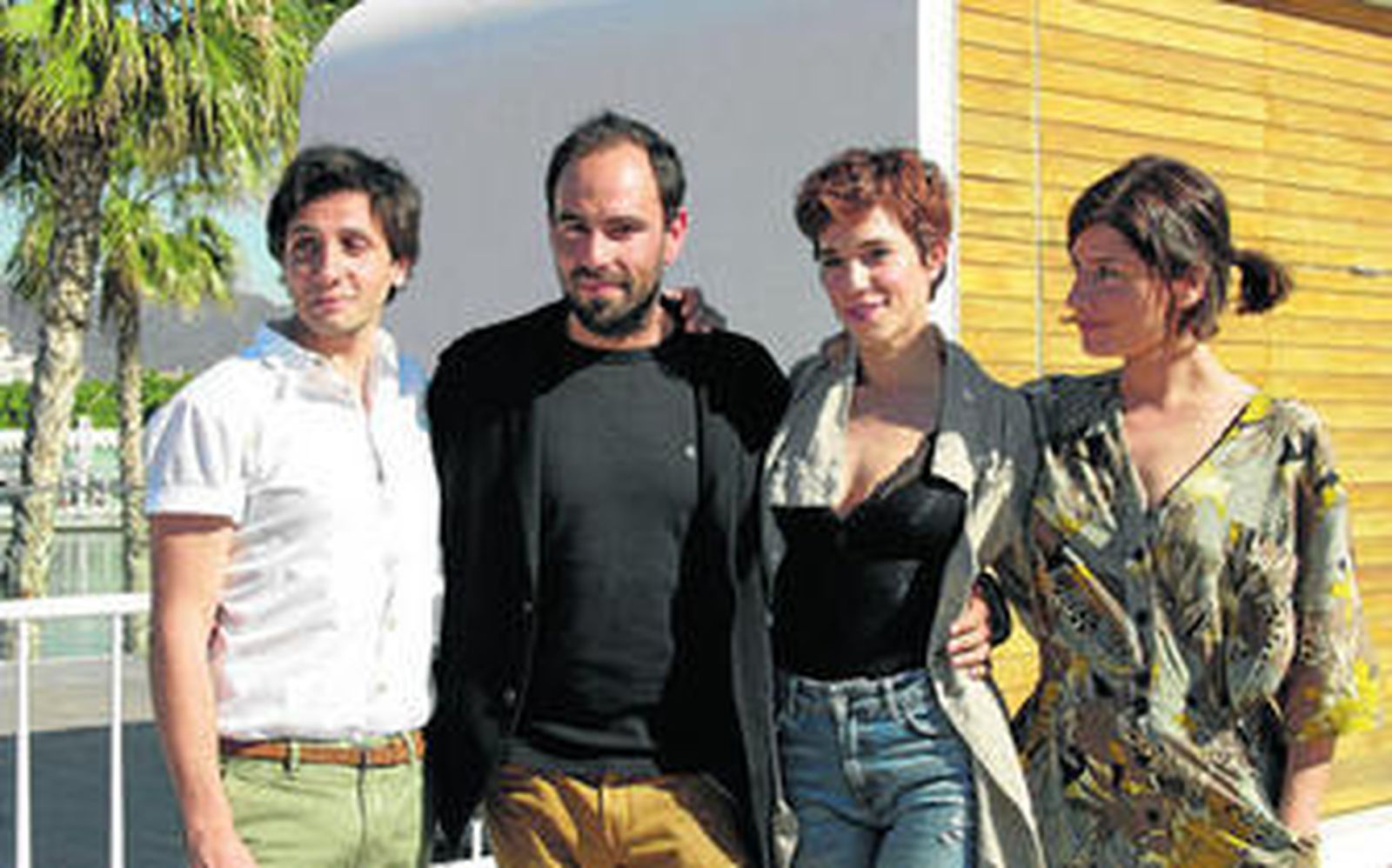 Alba González de Molina, ayer, con sus actores, en el Muelle Uno.