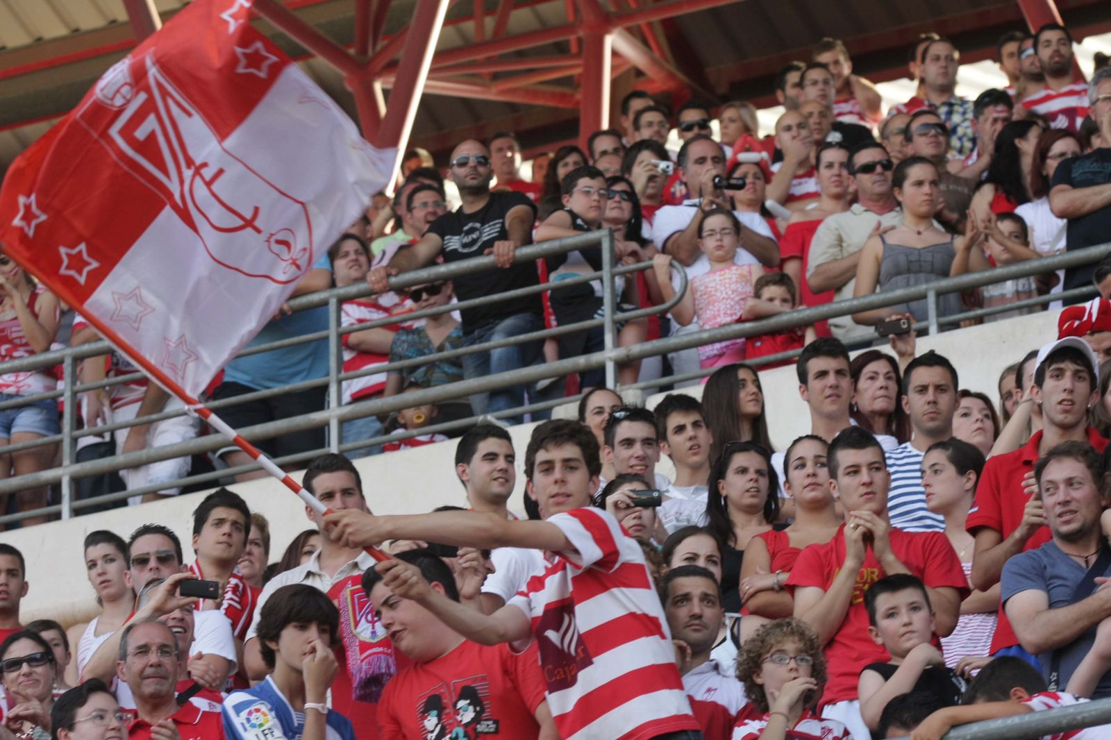 Aficionados del Granada CF animan al equipo en un partido