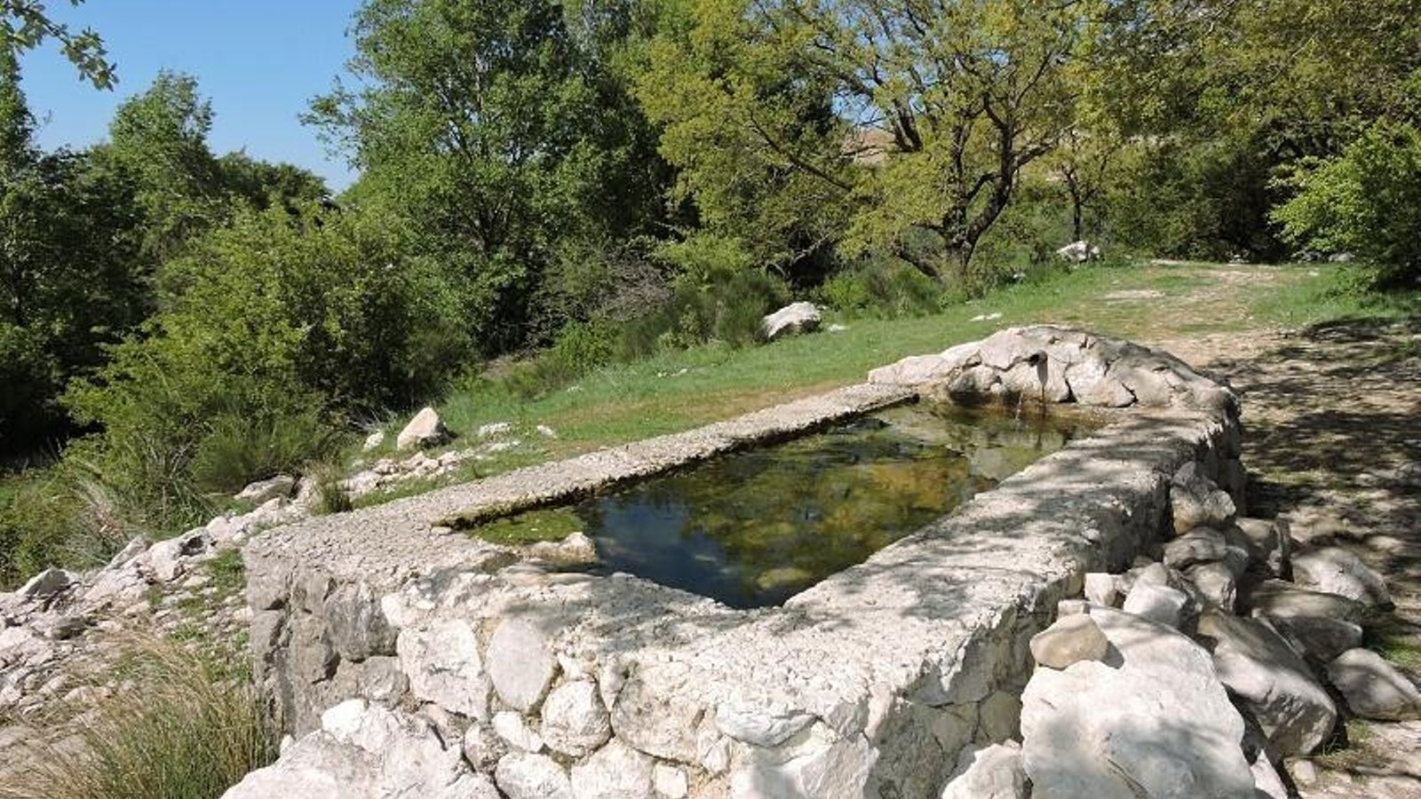 En la zona del Hondonero hay un abrevadero: el agua no está tratada para el consumo humano. En la zona del Hondonero hay un abrevadero: el agua no está tratada para el consumo humano.