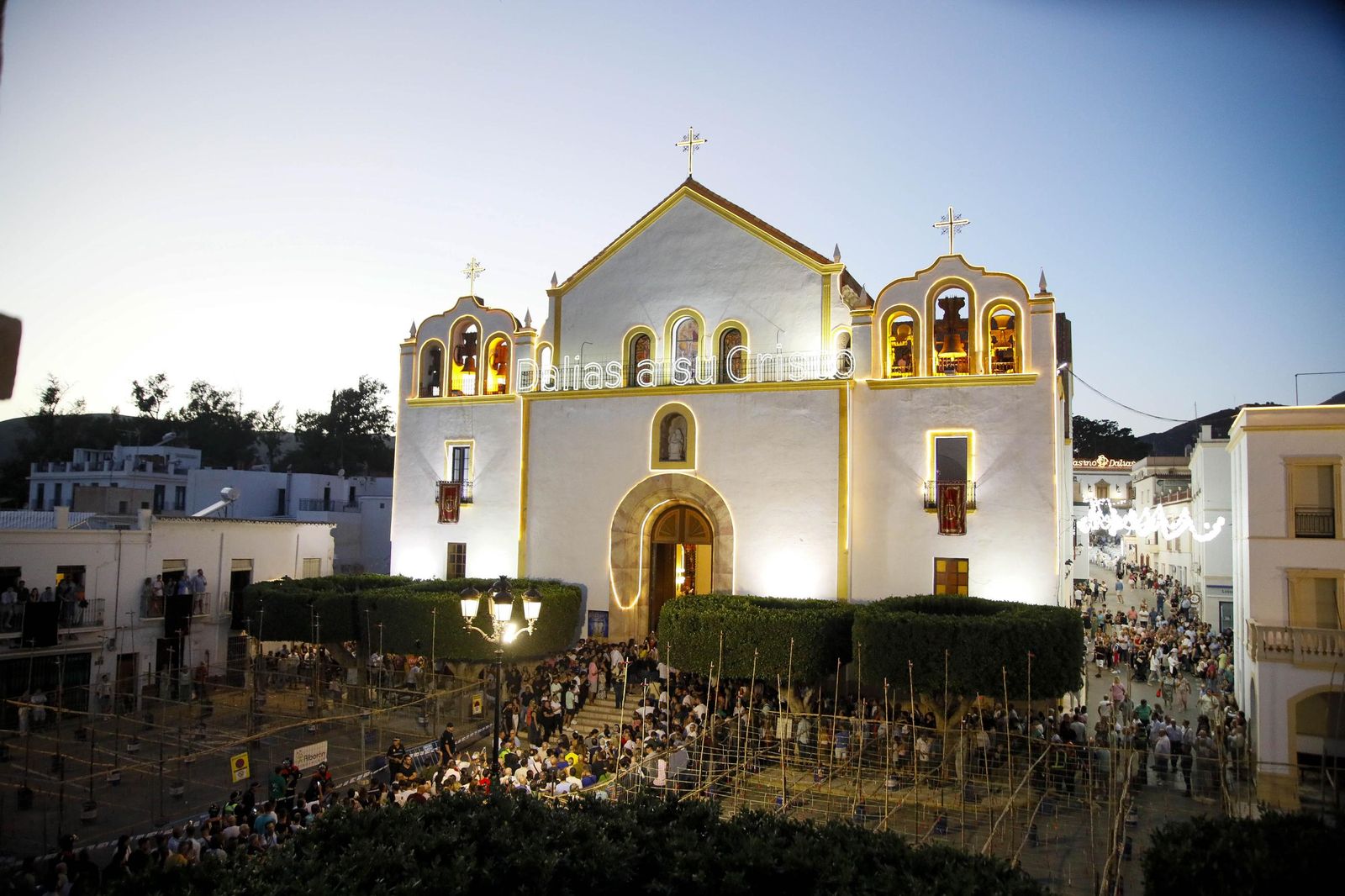 Las imágenes de la misa vespertina y procesión del Cristo de la Luz de Dalías
