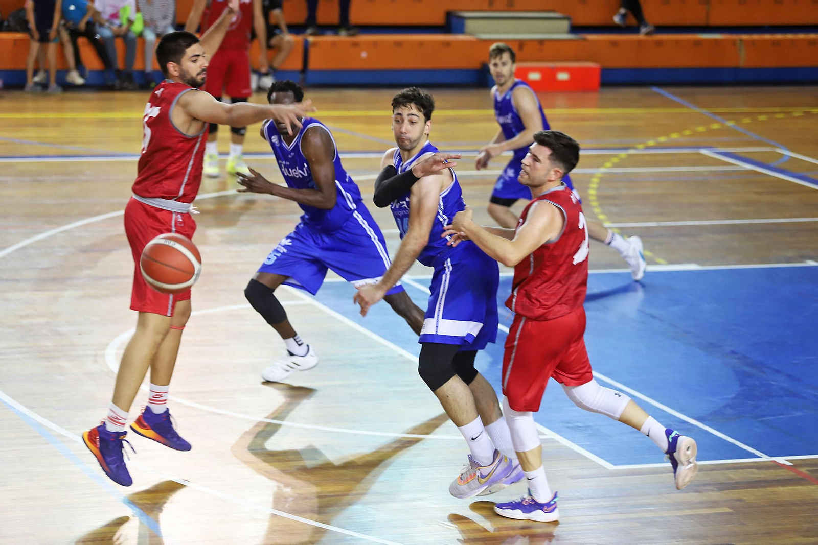Imágenes del partido de baloncesto entre el Ciudad de Huelva y el Colegio El Pinar.