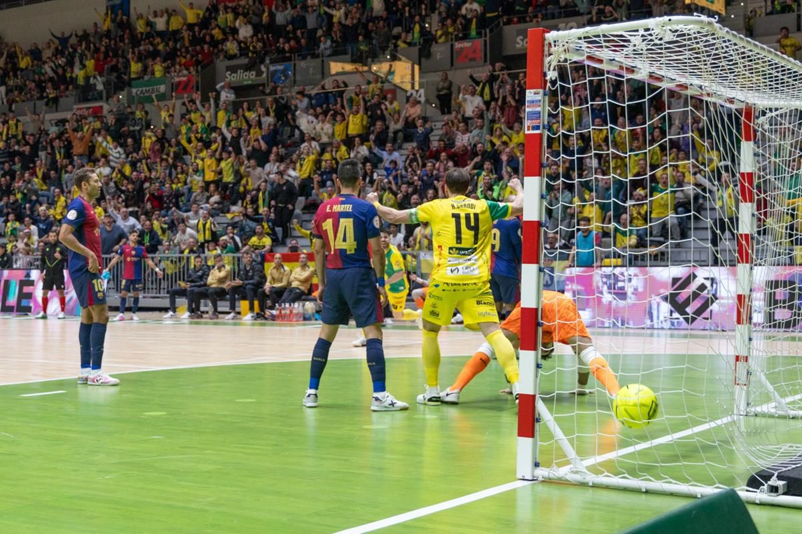 La fiesta amarilla en la goleada del Jaén FS al Barça, en imágenes