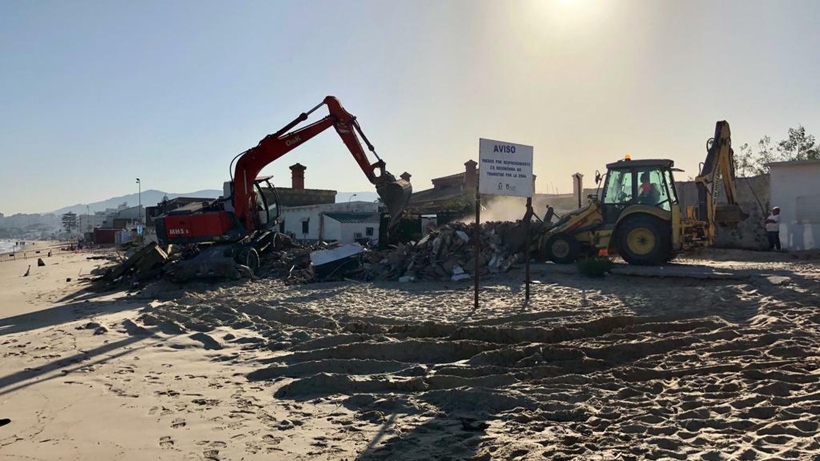 Trabajos de derribo de la vivienda en El Rinconcillo