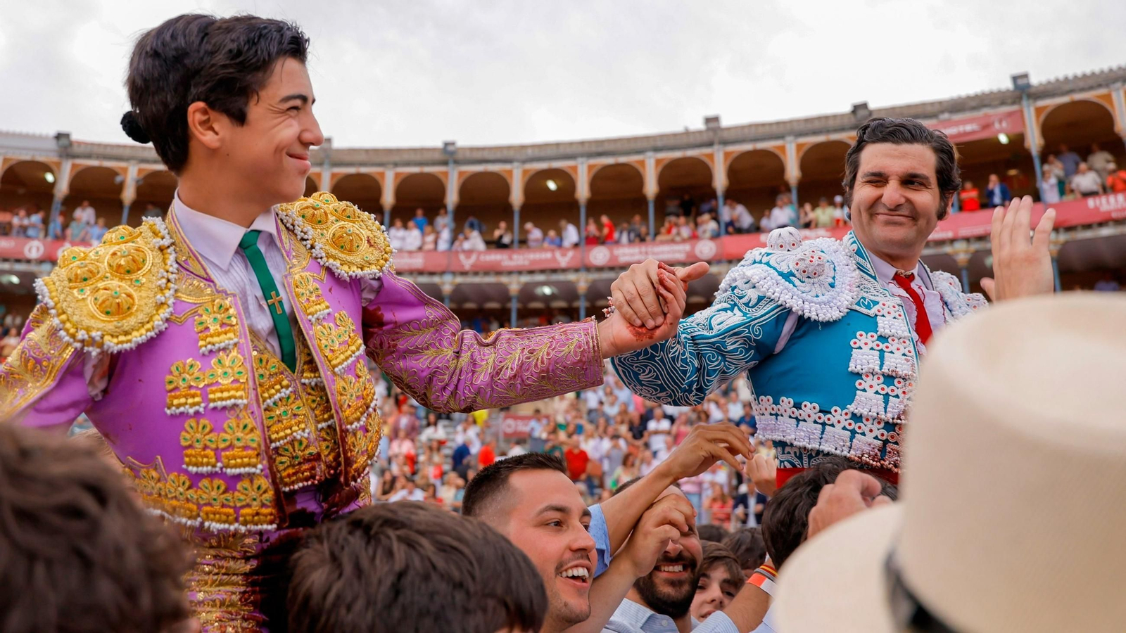 Morante de la Puebla y Marco Pérez salen a hombros de la plaza de toros de Salamanca, el pasado 14 de junio.