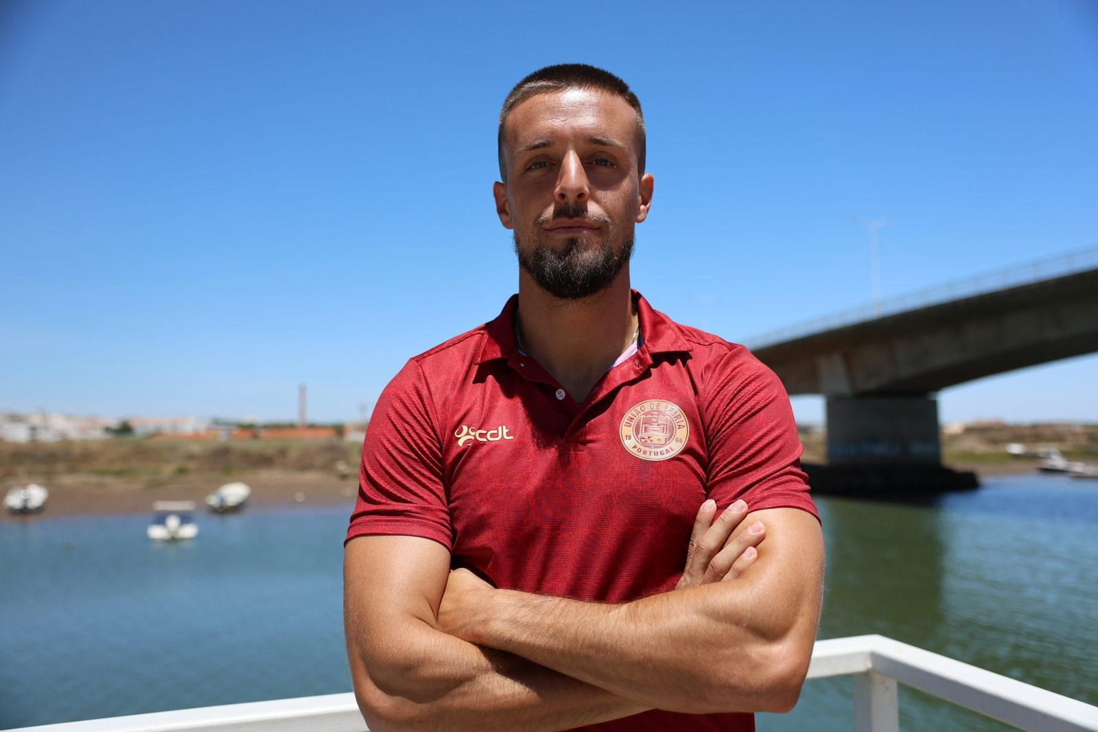 Genaro posa con la camiseta de su nuevo club.
