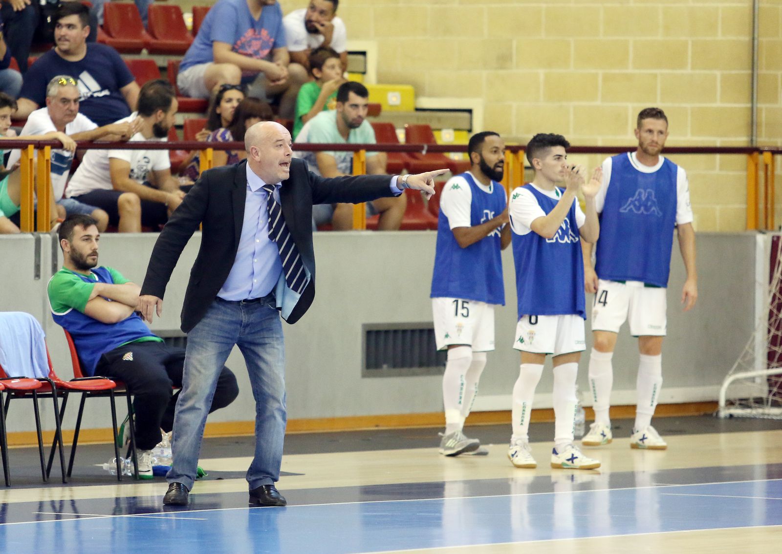 Macario, en el banquillo del Itea.