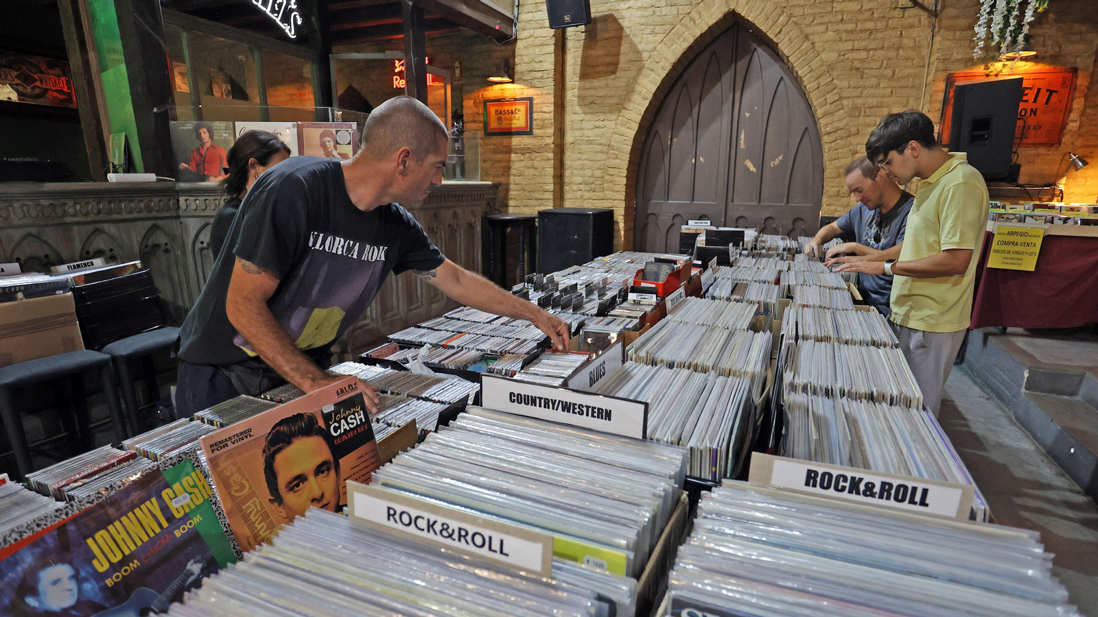 Buen ambiente en la I Feria del Disco en la Plaza Canterbury de Jerez