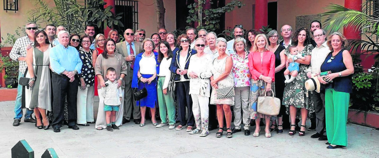 El matrimonio  Francisco de Cos Sánchez y Ana Moreno Aparicio, junto al grupo de familiares y amigos, durante el festejo celebrado en el patio del convento de San Francisco con motivo de sus cincuenta años de matrimonio.