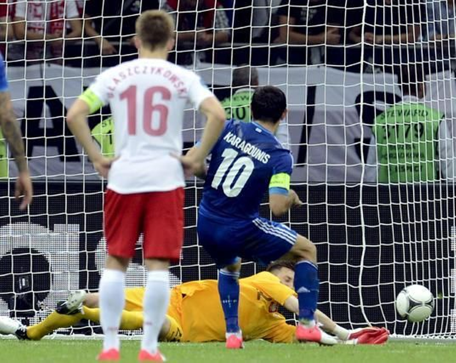 Polonia y Grecia empatan 1-1 en un interesante partido inaugural con dos expulsados, polémica y un penalti fallado.

Foto: EFE