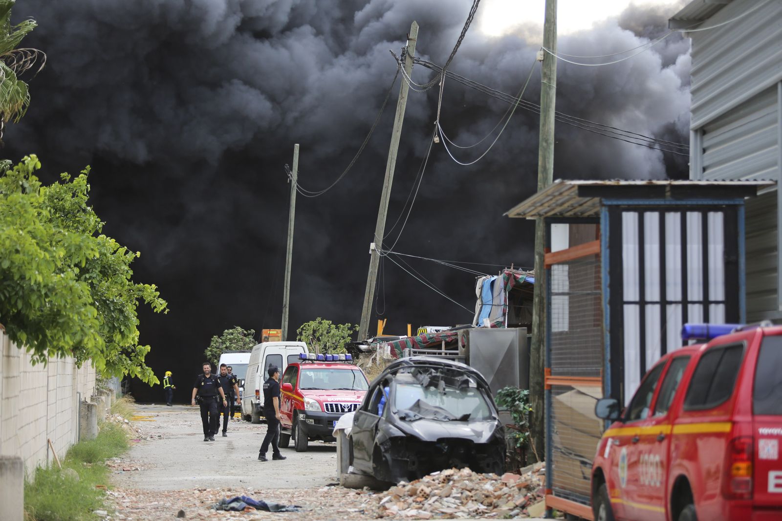 Fotos del incendio de varios vehículos en un aparcamiento de caravanas del polígono Guadalhorce