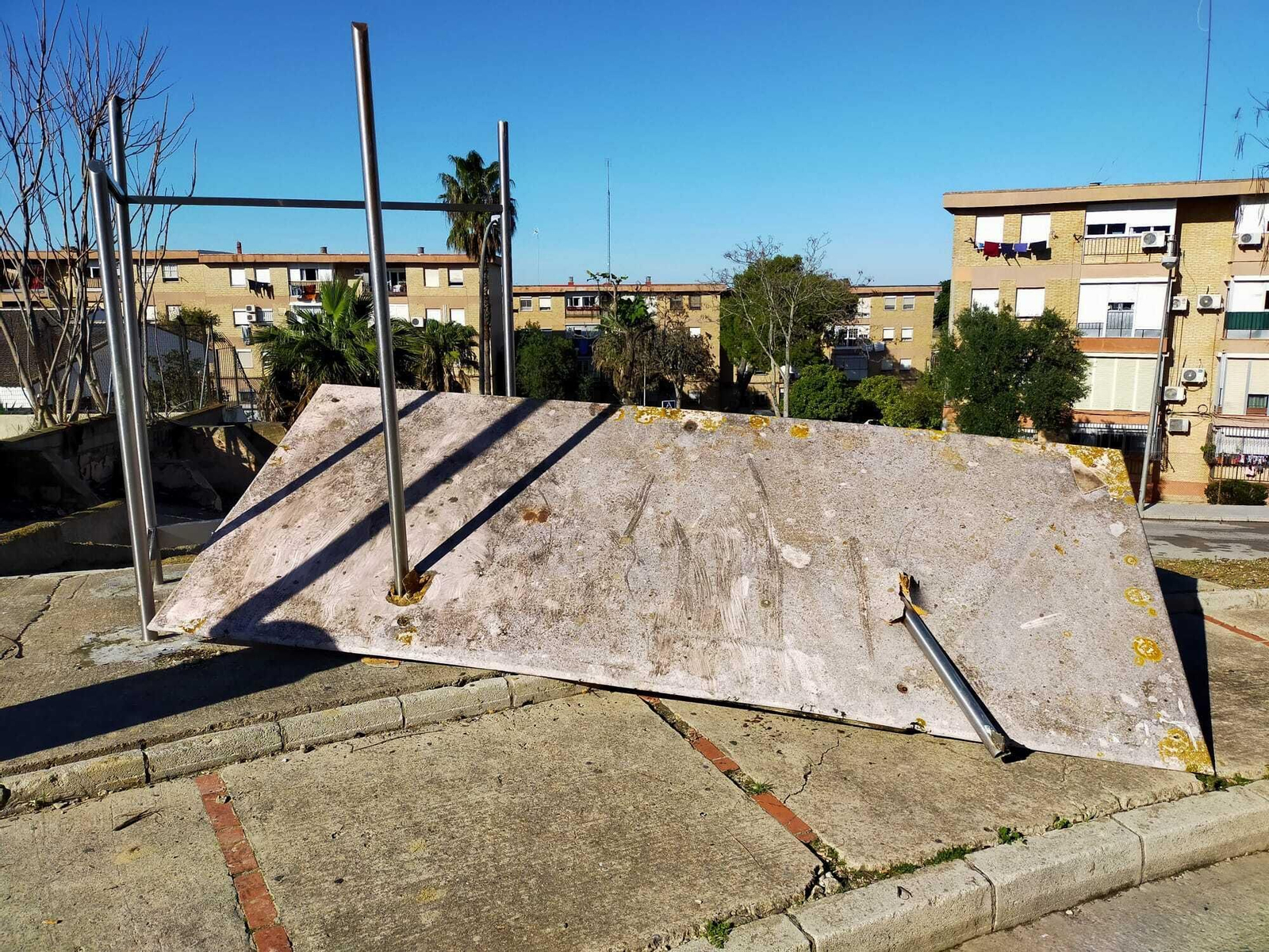 Techo de la marquesina de la parada de autobús.