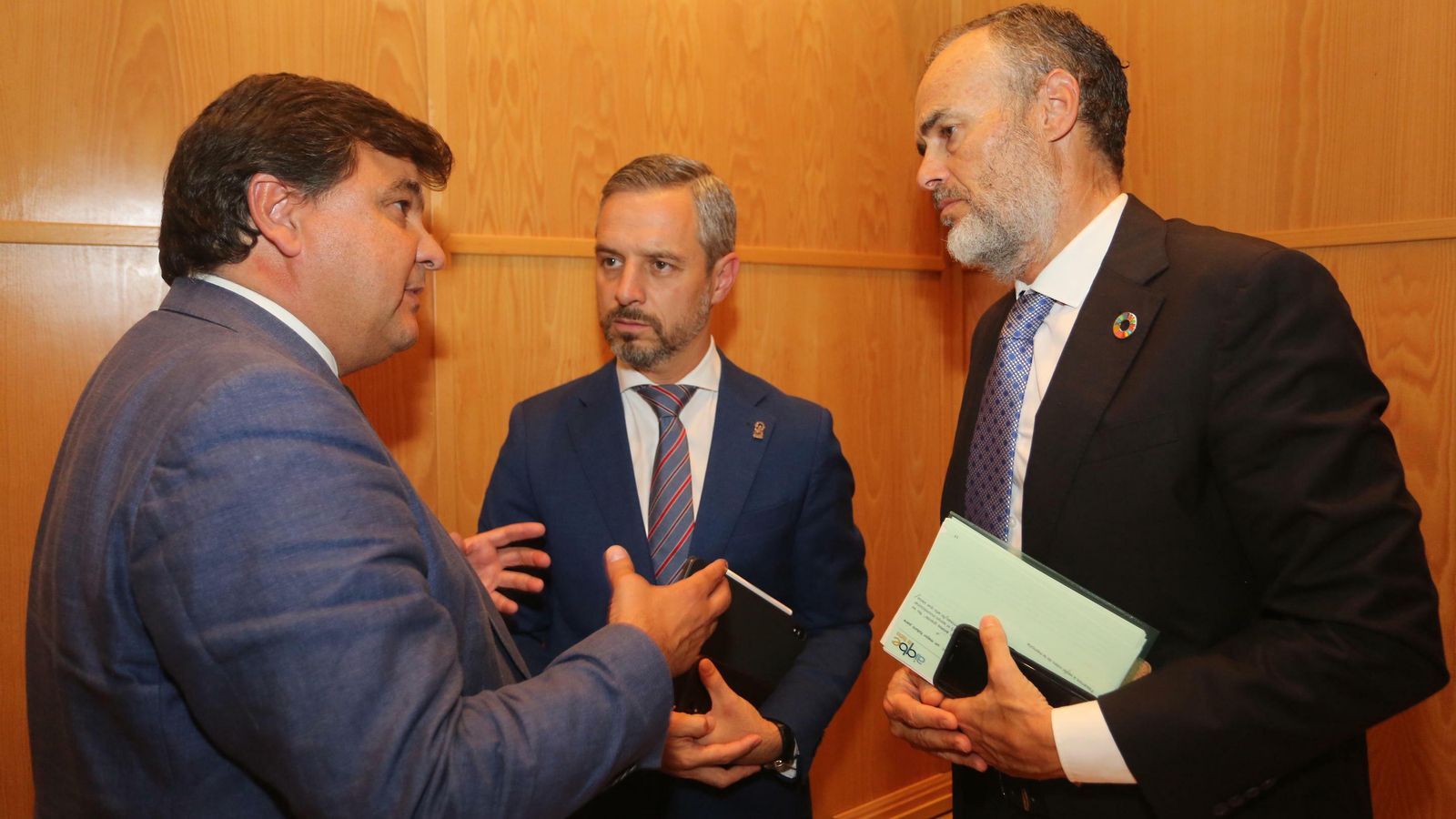 Gabriel Cruz, Juan Bravo y Carlos Ortiz momentos antes de comenzar el acto de presentación de la memoria de Aiqbe.