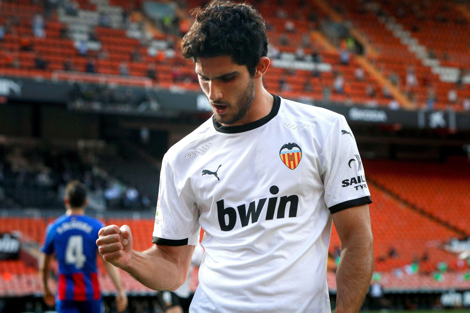 Guedes celebra un gol ante el Eibar, cuando el Valencia selló su salvación matemática.