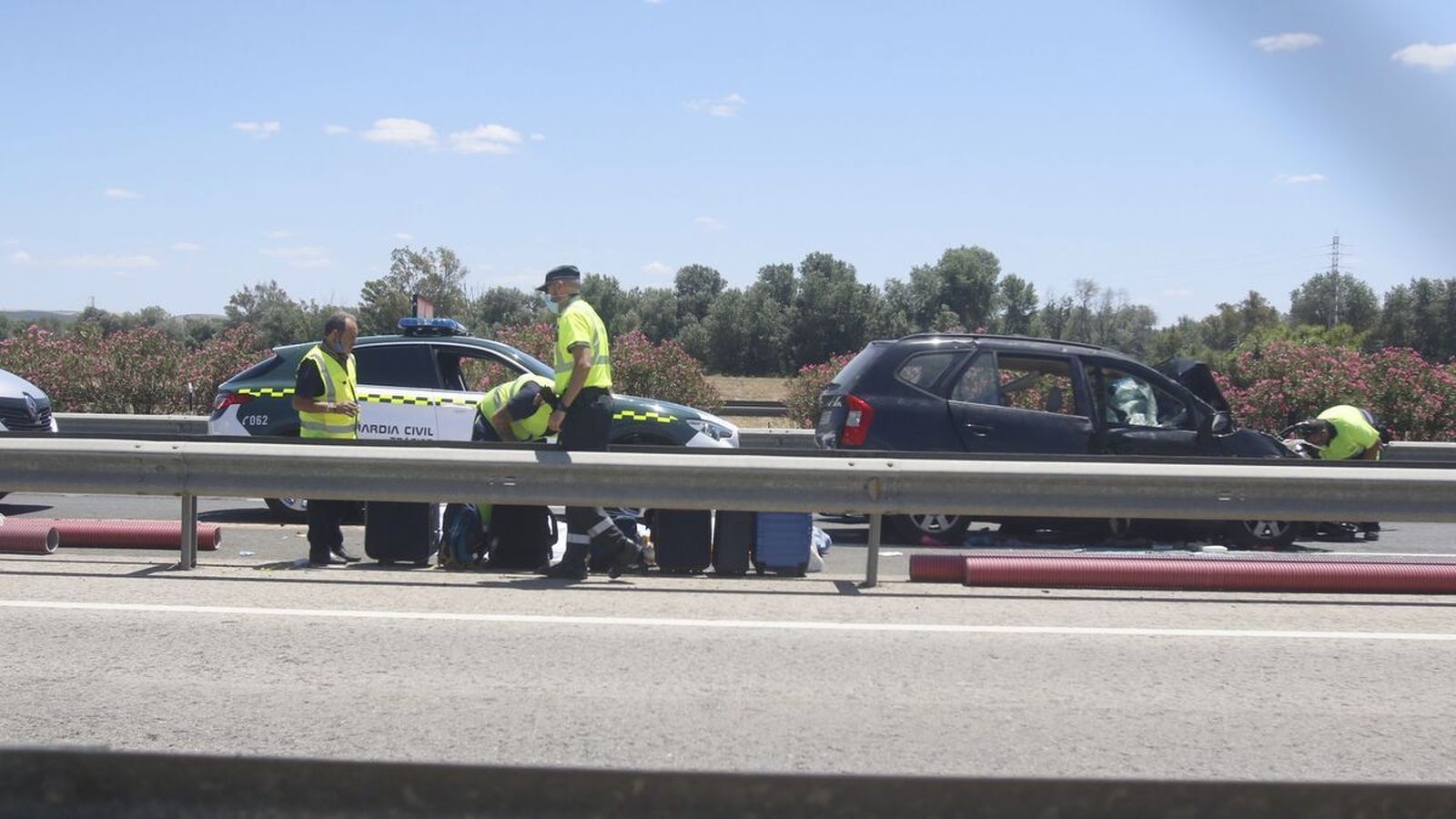 Efectivos sanitarios y de la Guardia Civil, en el lugar del accidente.