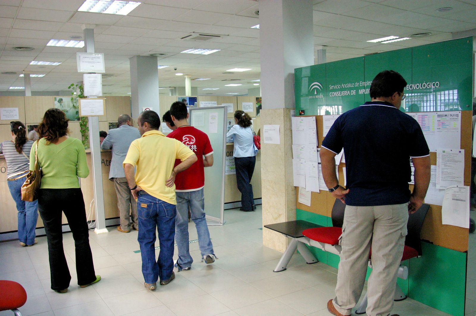 Un grupo de personas en el interior de una oficina del Servicio Andaluz de Empleo.