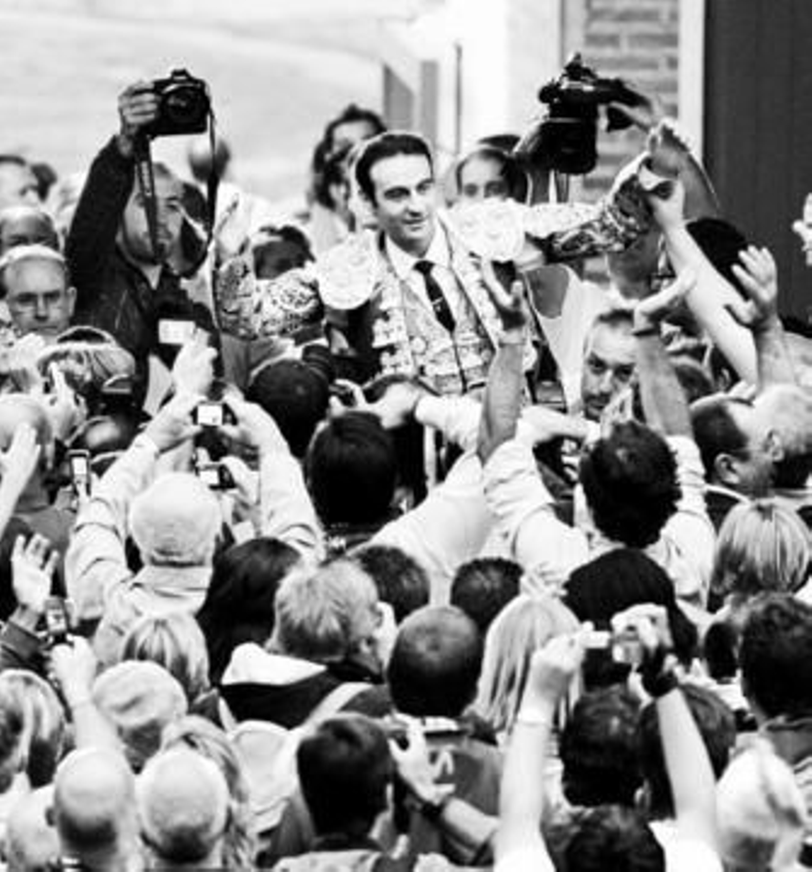 Enrique Ponce, en su salida ayer por la Puerta Grande de la plaza de Vista Alegre de Bilbao.