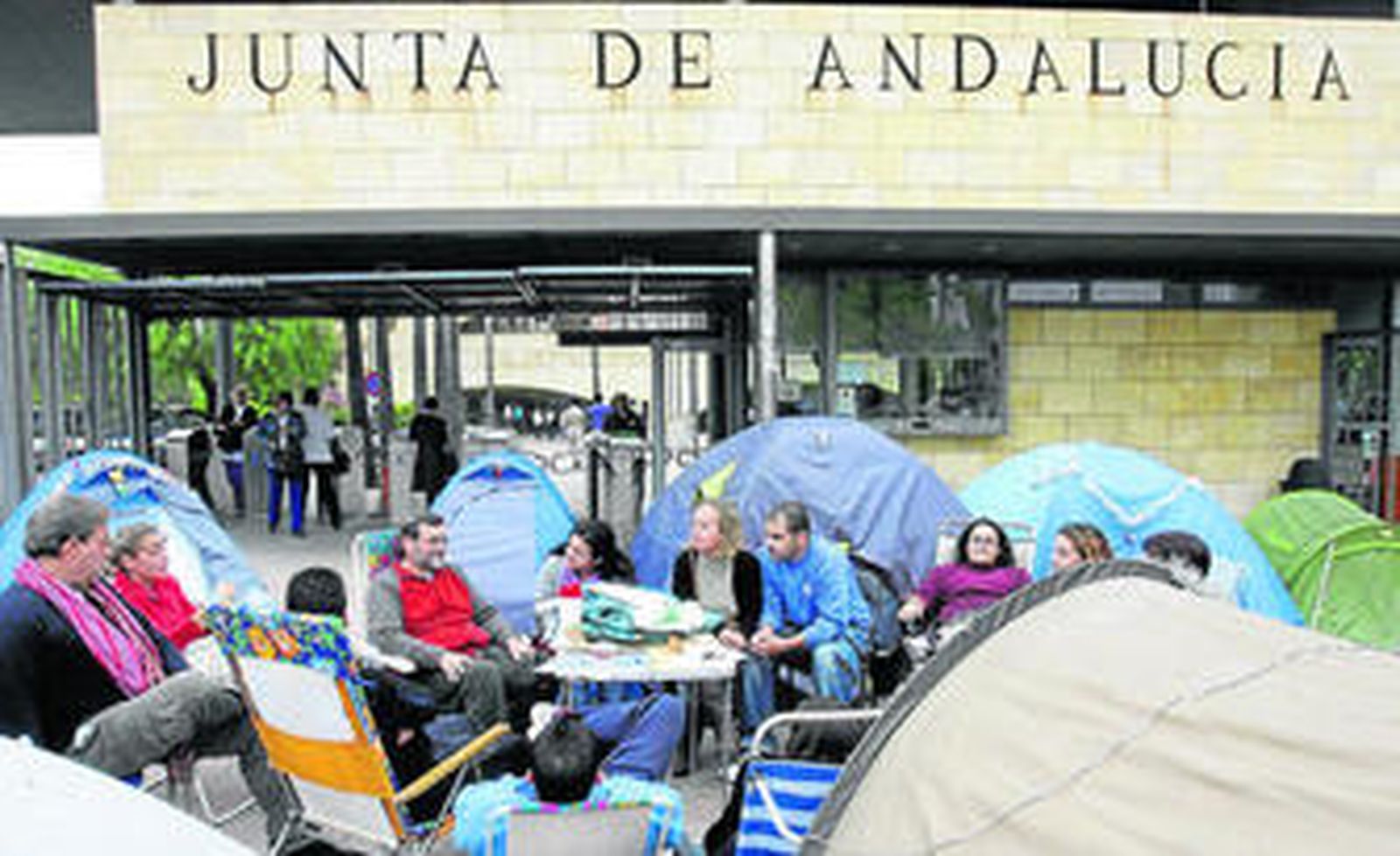 Algunos de los maestros acampados en la puerta del complejo de Torretriana, sede de la Consejería de Educación.