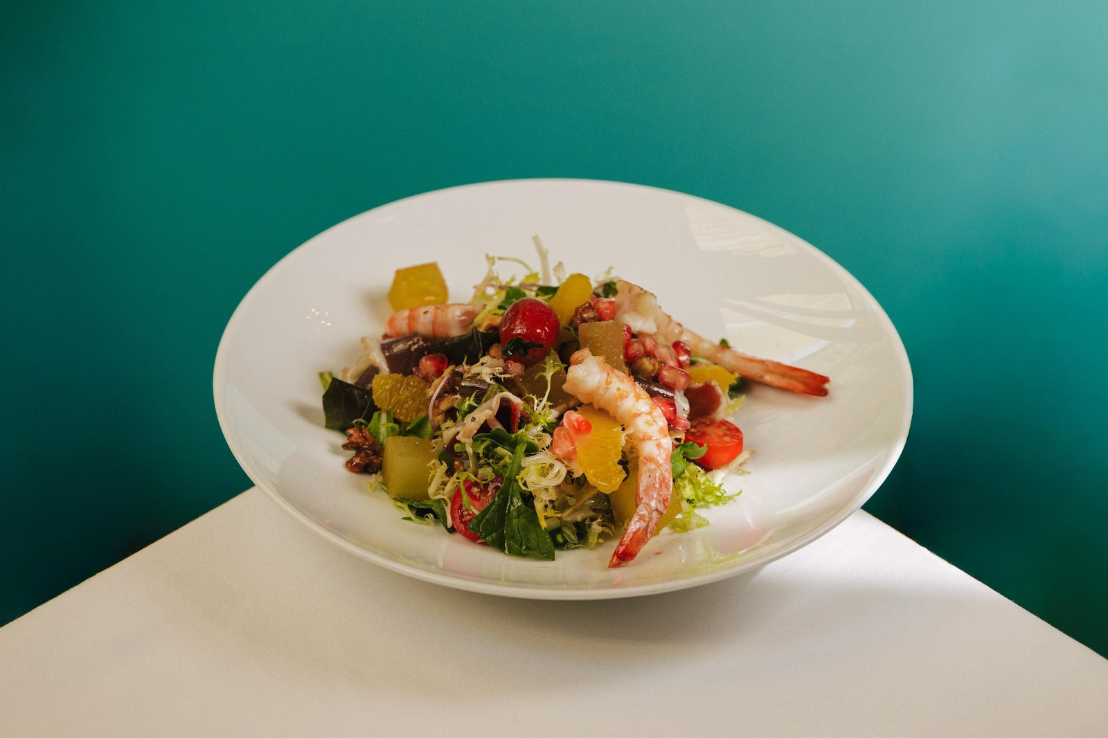 Ensalada de jamón de pato y langostinos, naranja, manzana encurtida, nueces caramelizadas, vinagreta de cítricos y granada.jpg