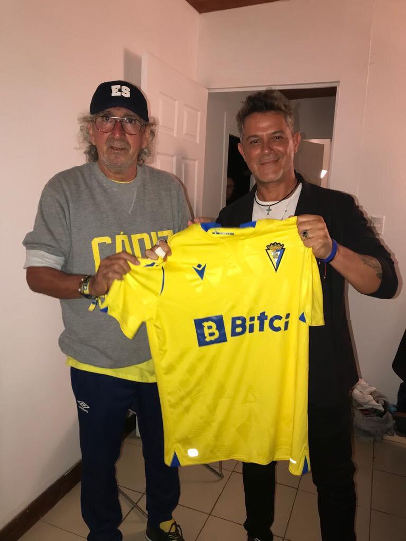 Mágico (i) y Alejandro Sanz con una camiseta del Cádiz.