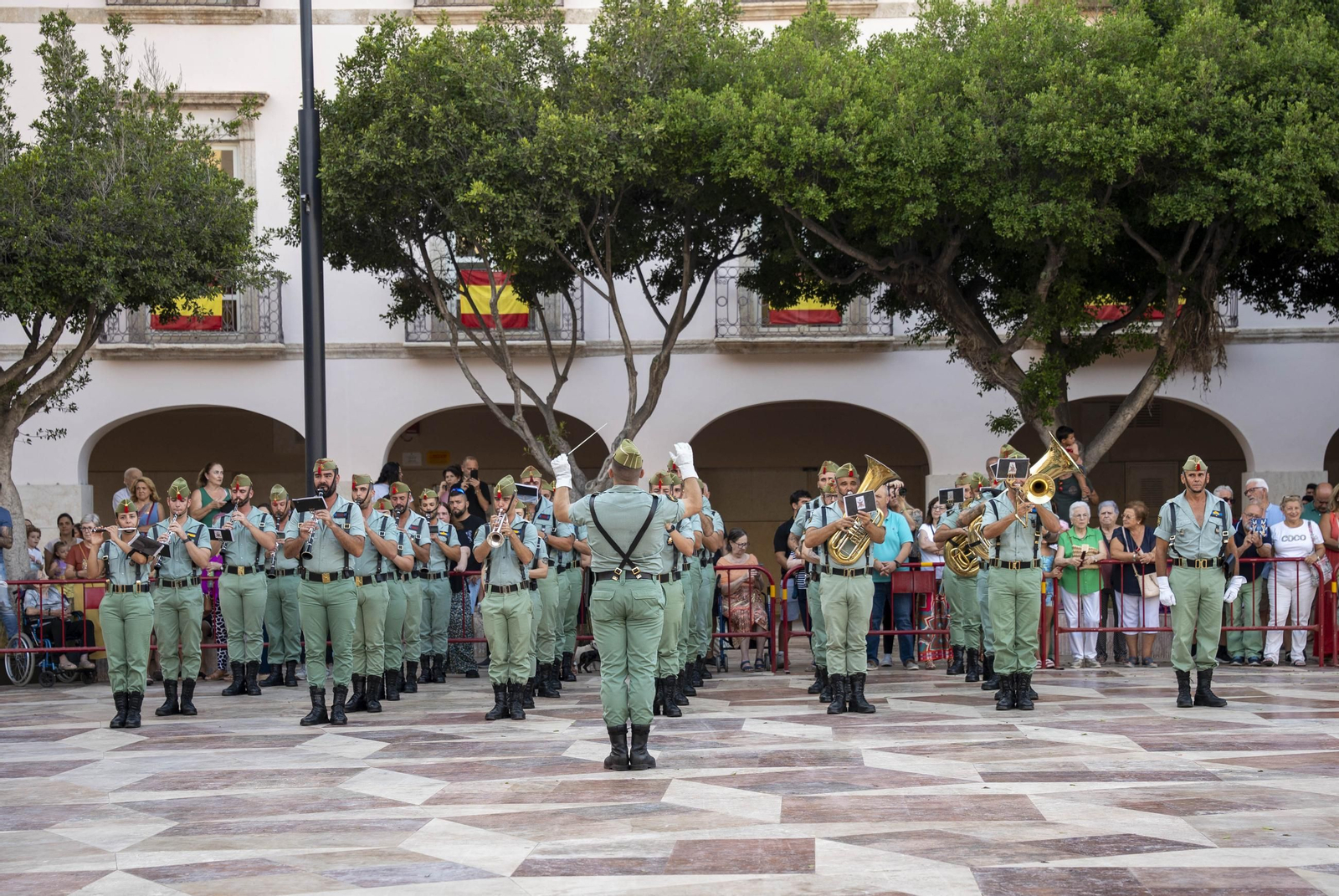 El Escudo de Oro de la ciudad de Almería a la Legión, en imágenes