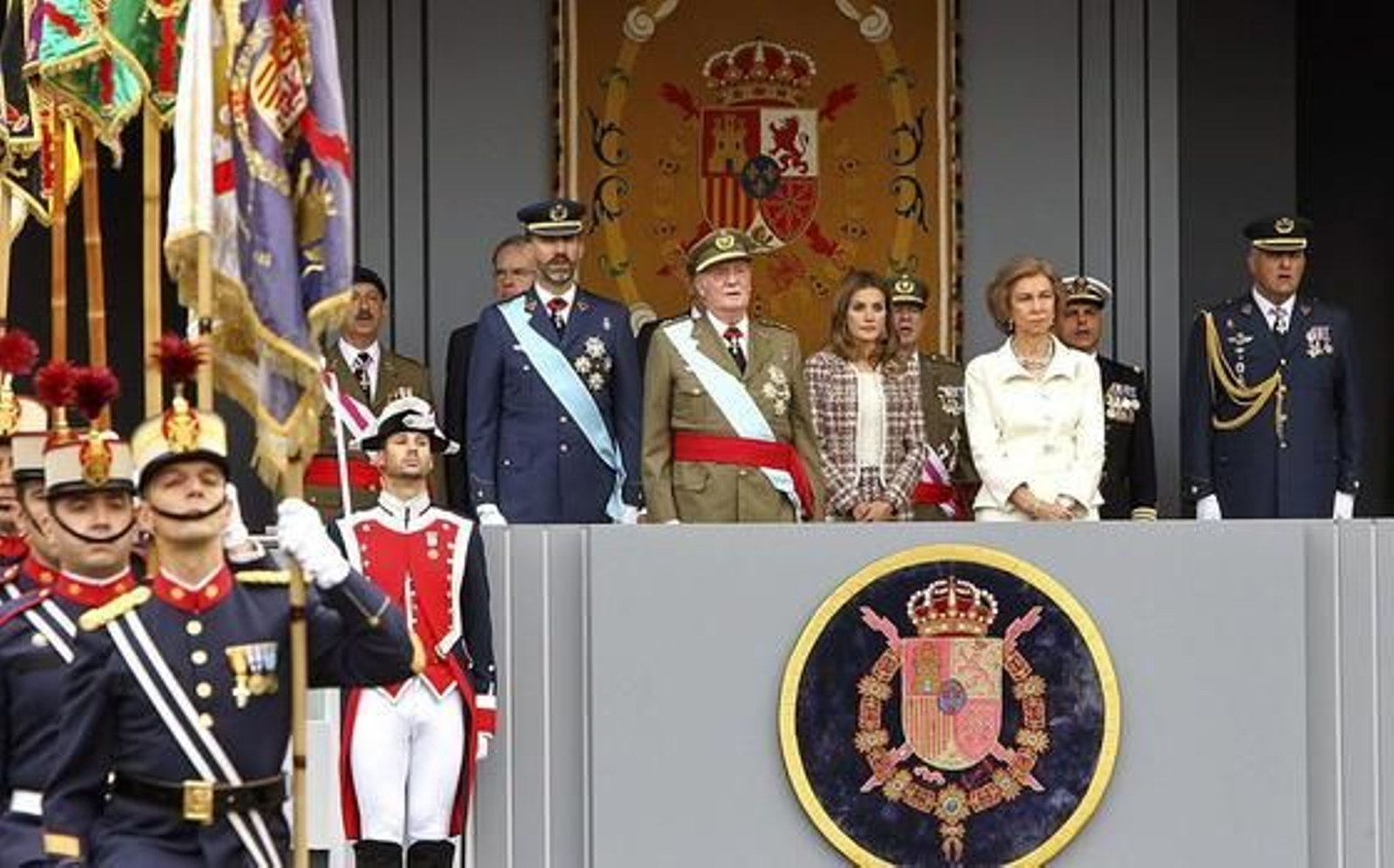 El Rey y la Familia Real presiden el desfile y las celebraciones de la Fiesta Nacional.

Foto: Efe