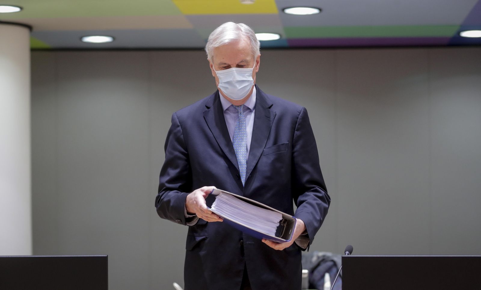 El negociador principal de la UE, Michel Barnier, sostiene el texto del acuerdo del Brexit