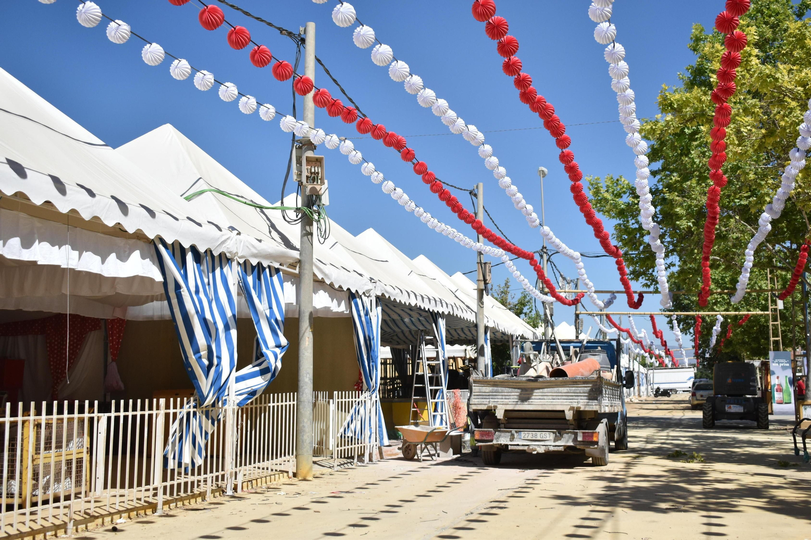 Imágenes de los últimos preparativos en el recinto ferial del Corpus de Granada