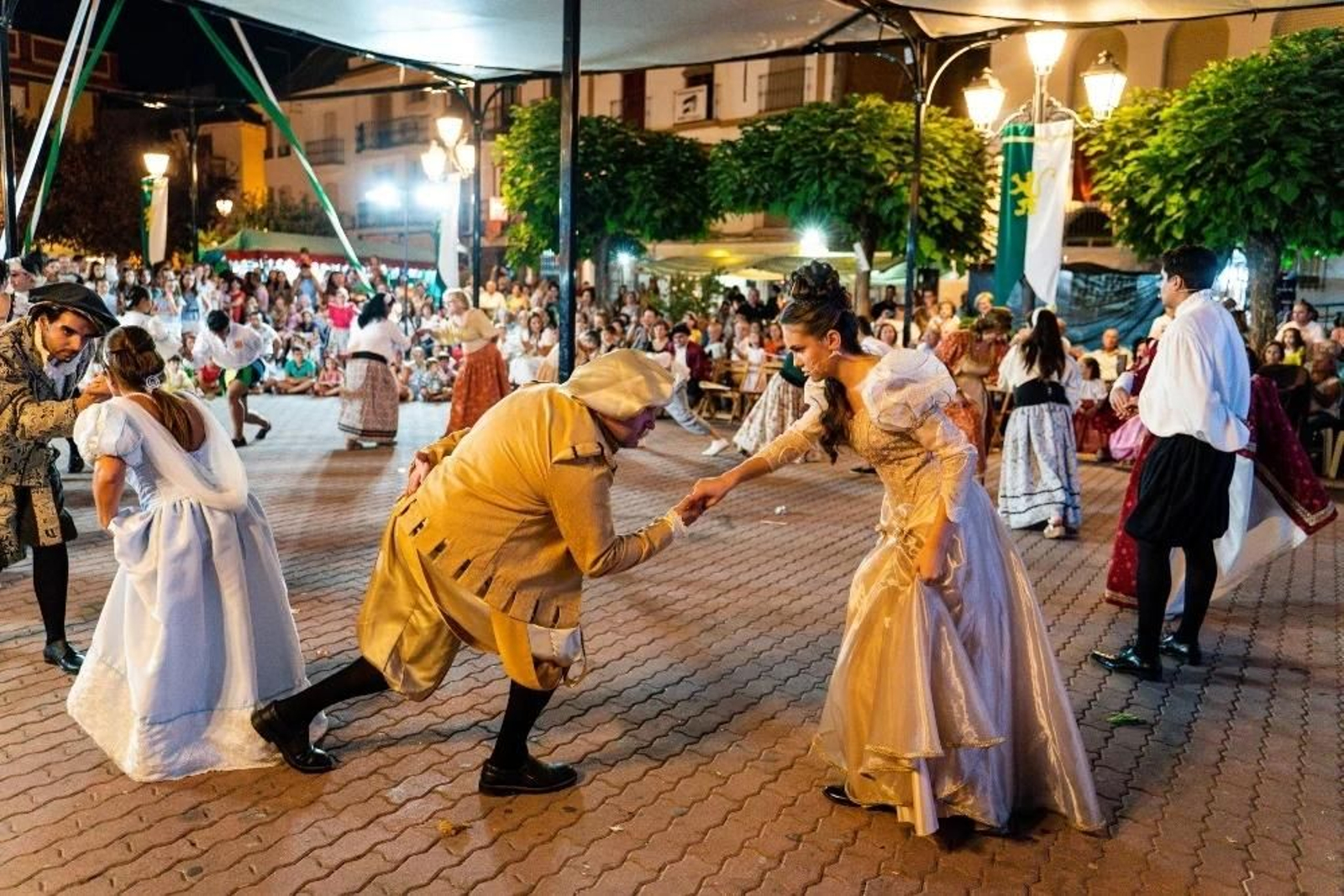 Los bailes de época no faltan en cada edición de las Fiestas Realengas valdepeñeras.