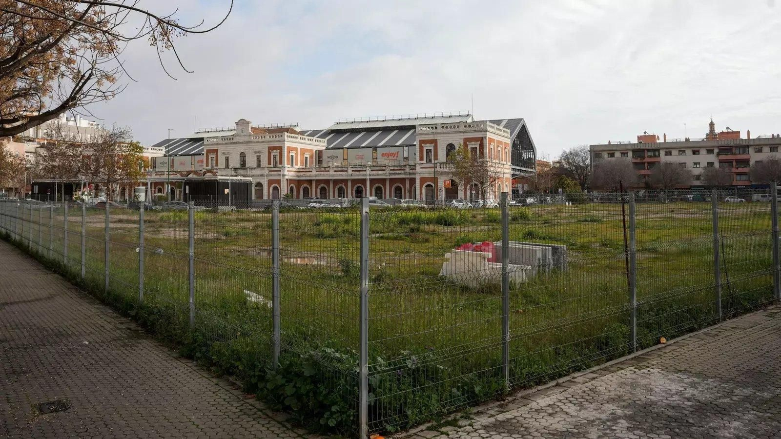 El solar que acogerá las viviendas está frente a la antigua estación de Cádiz.