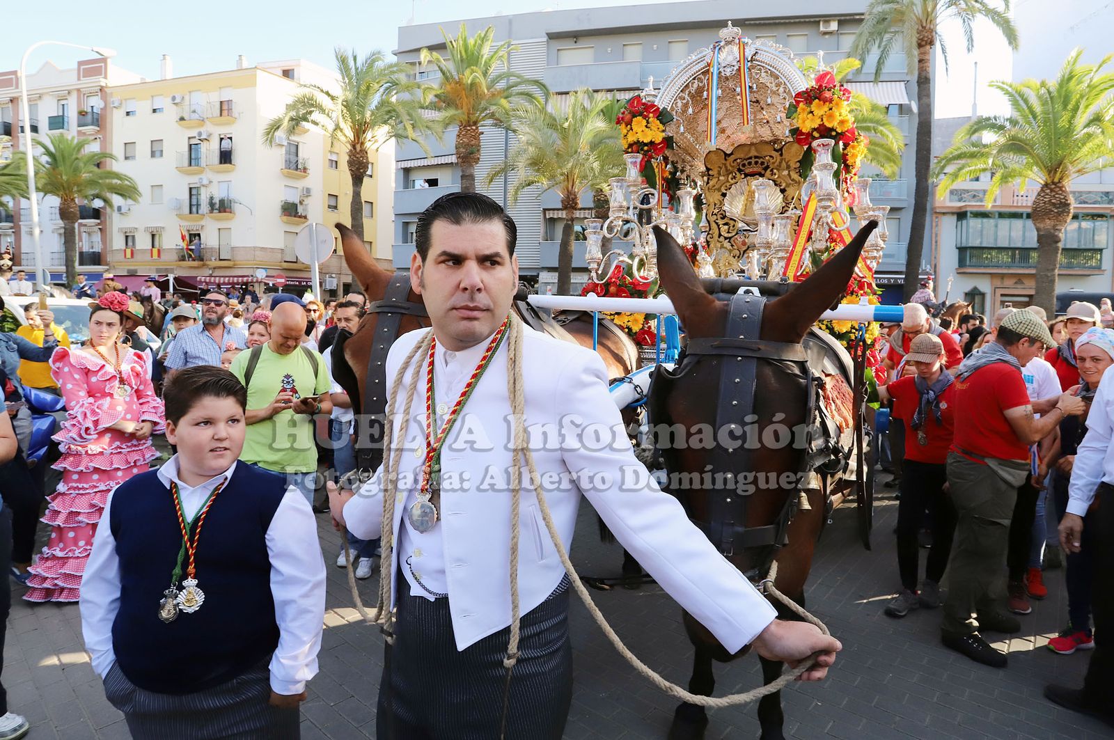 Imágenes  de Emigrantes y el gran ambiente que le ha acompañado en su salida. Rocío 2019