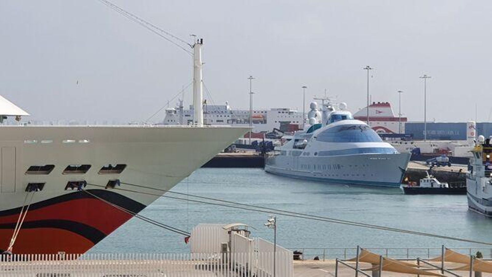 En Cádiz conviven muy a menudo grandes yates con gigantescos cruceros.