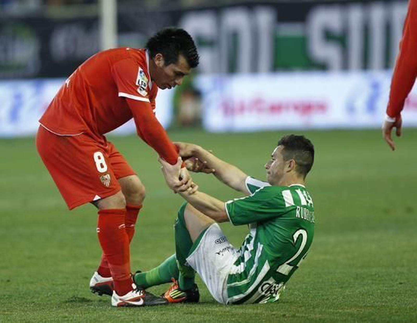 Betis y Sevilla empatan en el Benito Villamarín (1-1). / Antonio Pizarro