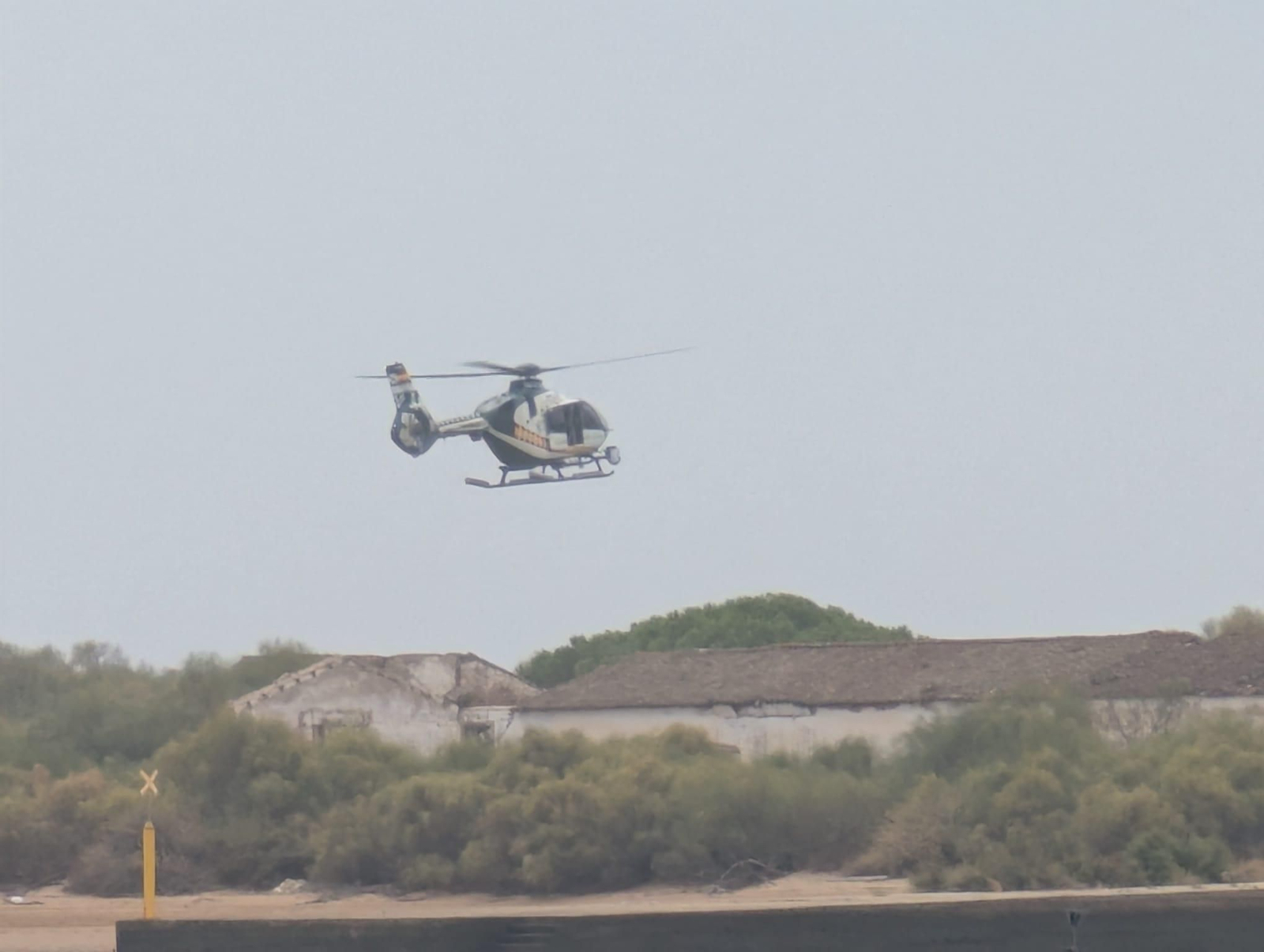 Un helicóptero de la Guardia Civil sorprende a vecinos y turistas en El Rompido durante la mañana de este sábado